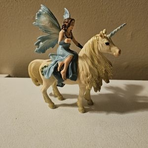 Schleich - Bayala - Eyela riding on golden unicorn (42508)